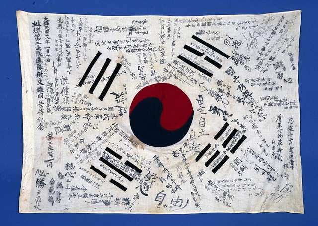 Korean Liberation Army Gwangbokgun flag signed by independence fighters 1940s